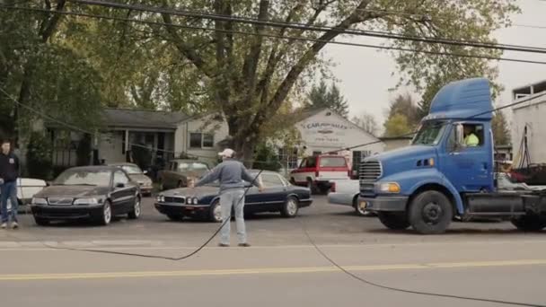 Clarence, NY, USA, octobre 2021 : Les voitures contournent la coupure du câble d'alimentation, les volontaires régulent le trafic — Video