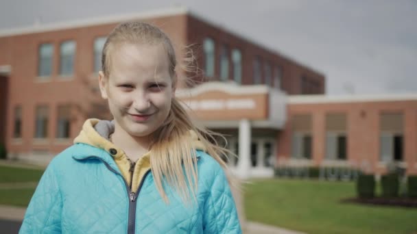 Porträtt av en amerikansk student framför en gymnasiebyggnad. — Stockvideo