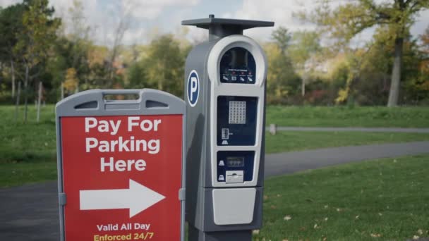 Gatuparkeringsmätare att betala för parkering. Top solpanel för att driva enheten — Stockvideo