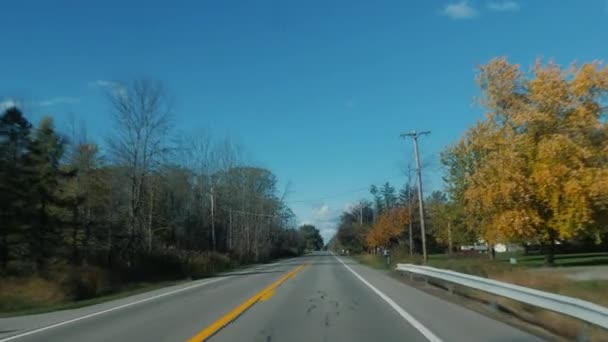 POV view: Rijden in een typisch Amerikaanse buitenwijk — Stockvideo