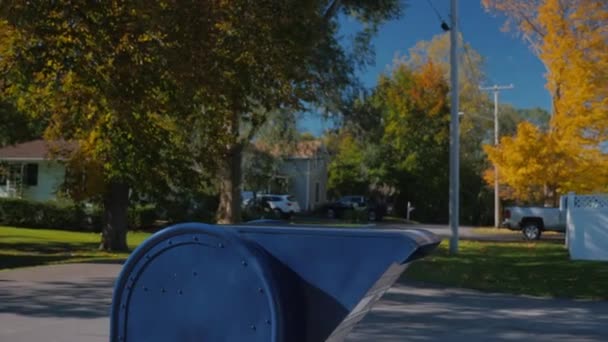 子供は手紙を送る-典型的なアメリカの通りの青いメールボックスに投げ込む — ストック動画