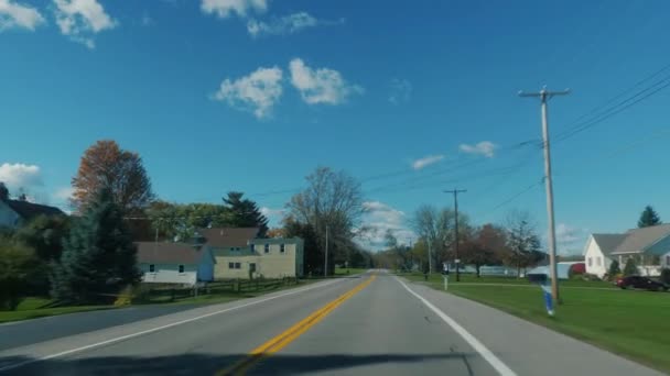 미국의 교외 지역에서 흔히 볼 수있는 주거용 건물 주위를 도는 미국 의도로 위를 운전하는 모습 — 비디오