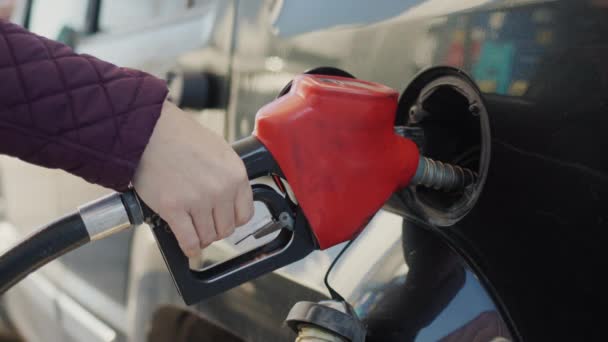 Водитель наполняет свою машину жидким топливом — стоковое видео