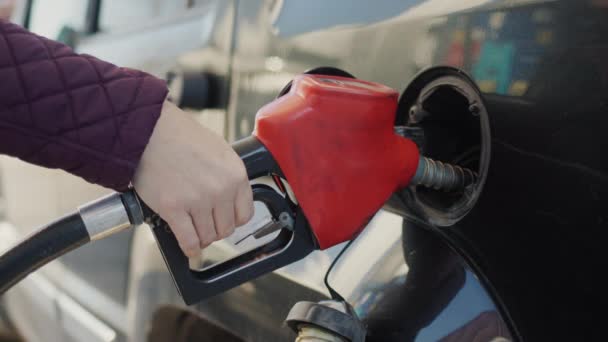 El conductor llena su coche con combustible líquido — Vídeo de stock