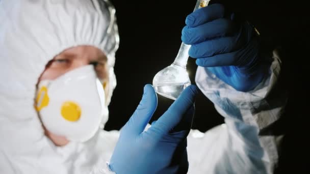 Retrato de un técnico de laboratorio en traje protector, explora la calidad del agua — Vídeo de stock