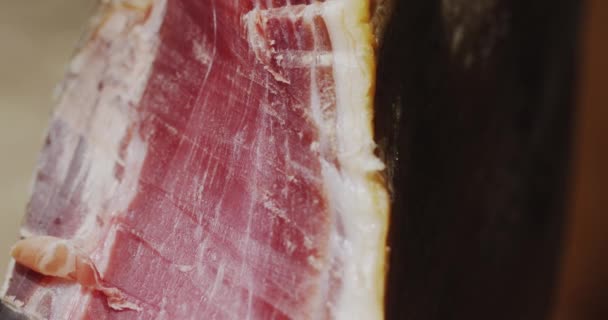 Cięcie soczysty apetyczny jamon, zbliżenie — Wideo stockowe