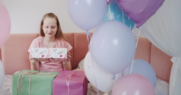 Kız doğum günü hediyeleri almış, odası balonlarla süslenmiş. — Stok video