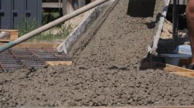 Beton karıştırıcı inşaat alanına sıvı beton getirdi, beton döşeme yapılıyor