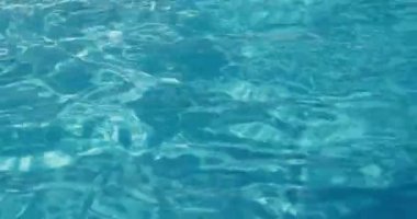 Havuzdaki suyun yüzeyi..