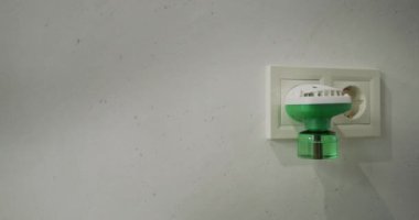 Duvardaki elektrik prizinde elektrikli dezenfekte cihazı.