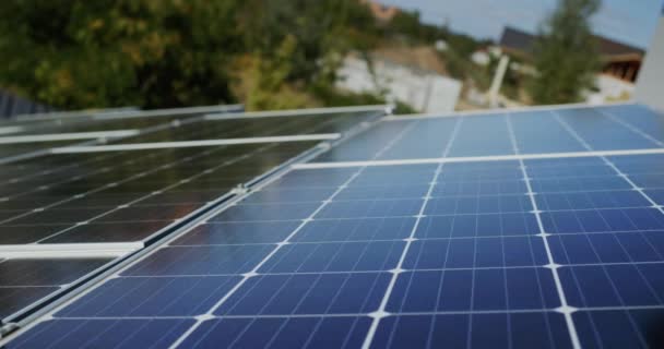 Вид збоку: сонячні панелі встановлені на даху житлового будинку. Концепція енергетичної незалежності — стокове відео
