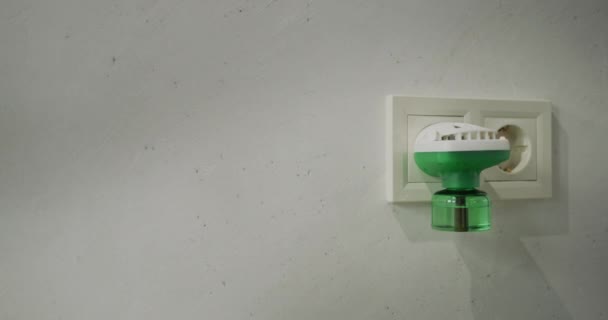 Fumigador eléctrico en un enchufe eléctrico en la pared — Vídeo de stock