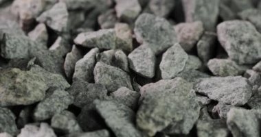 Küçük molozlar, beton yapımında kullanılan malzemeler. 4k yakın çekim videosu
