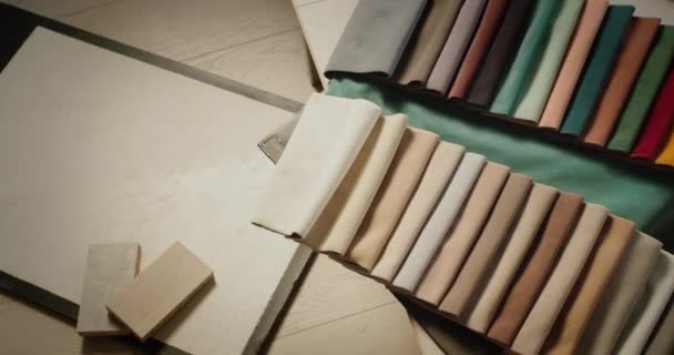 Selecția materialelor de finisare pentru mobilier și reparații în casă - un album cu imagini de tapet, țesut și lemn — Videoclip de stoc