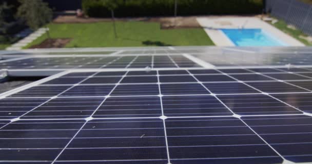 Painéis solares no telhado da casa de campo, no fundo um gramado verde e uma piscina — Vídeo de Stock