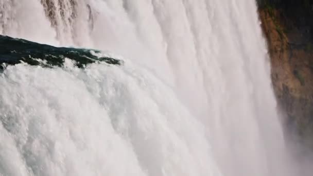来自尼亚加拉瀑布的强大水流，与美国和加拿大交界的神奇大自然 — 图库视频影像