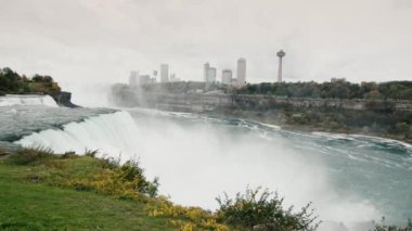 Pan shot: Niagara Şelaleleri 'nin kudretli akıntısı, Kanada kıyılarını görebilirsiniz.