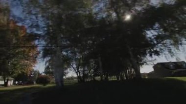 ABD 'de tipik bir tarım bölgesi boyunca sür Güneş evleri ve tarlaları aydınlatıyor.