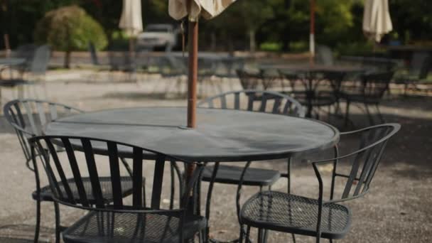 The summer terrace of the restaurant without visitors - empty tables and chairs. — Stock Video