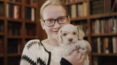 Kütüphanede evcil hayvanı olan bir kız. Bir Liseli Kızın Portresi