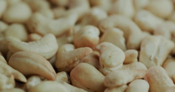 Geselecteerde cashewnoten, heerlijk en gezond eten. 4k macro shot — Stockvideo