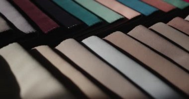 Mağazadaki tezgahın üzerinde çok renkli kumaş örnekleri var. Elbise dikmek için kumaş, mobilya döşemesi, perde ve diğer şeyler.