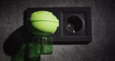Evdeki sivrisinekleri öldürmek için bir cihaz. Elektrikli dezenfektan. 4k video