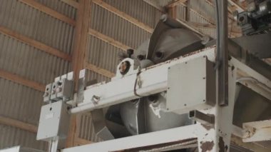 Küçük bir aile şaraphanesinde üzüm suyu sıkmak için..