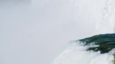 Doğanın gücü inanılmaz Niagara Şelalesi 'dir. Su dipsiz kuyuya uçar.
