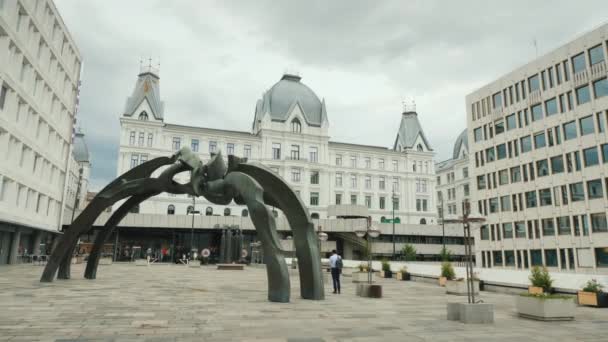 Oslo, Noruega, julio de 2018: Moderna escultura de instalación en forma de araña en el centro de Oslo — Vídeos de Stock