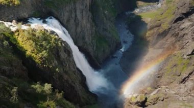 Ünlü şelale Voringsfossen Norveç'te. İskandinav doğanın etkileyici güzelliği