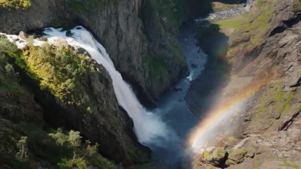 著名的瀑布 Voringsfossen 在挪威。令人印象深刻的斯堪的纳维亚自然美景 — 图库视频影像