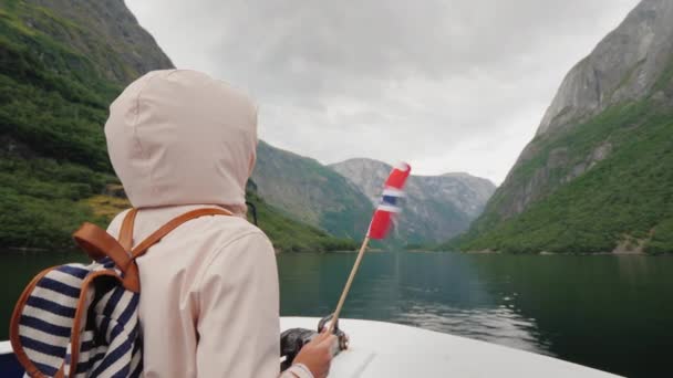 Plavba na malebném fjordu Norways — Stock video