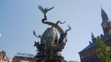 Kopenhag, Danimarka, Temmuz 2018: Fountain boğa Dragon town hall yakınındaki Kopenhag Merkez Kiralık