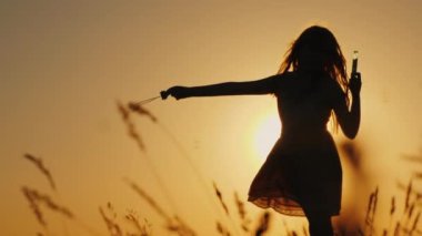 Kaygısız bebek gün batımında eğleniyor - sabun köpüğüyle oynuyor