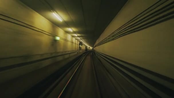 Res i en fyrkantig tunnelbanetunnel under jord — Stockvideo
