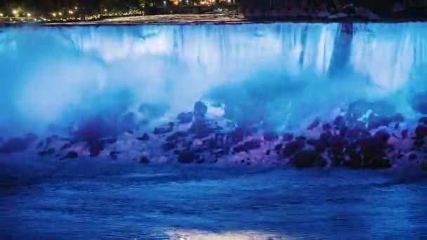 Niagara Falls met nachtverlichting. Uitzicht vanaf de Canadese kust. Timelapse video — Stockvideo