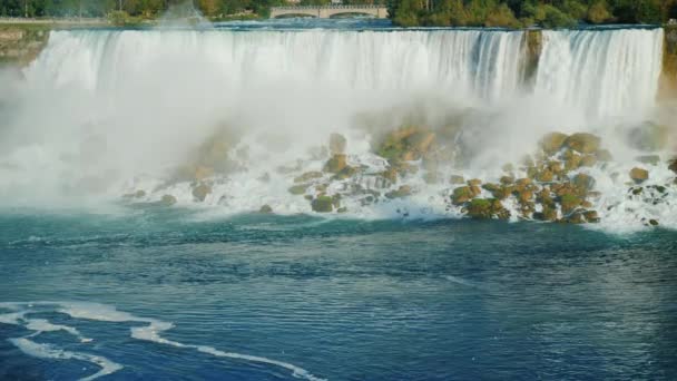 Uitzicht op NigarA Falls in de Verenigde Staten vanaf de Canadese kust — Stockvideo