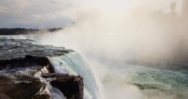 Niyagara Şelalesi 'nin kudretli su akıntısı, Kanada kıyılarını görebilirsiniz. Su sıçratma ve sis duvarını kapatır.