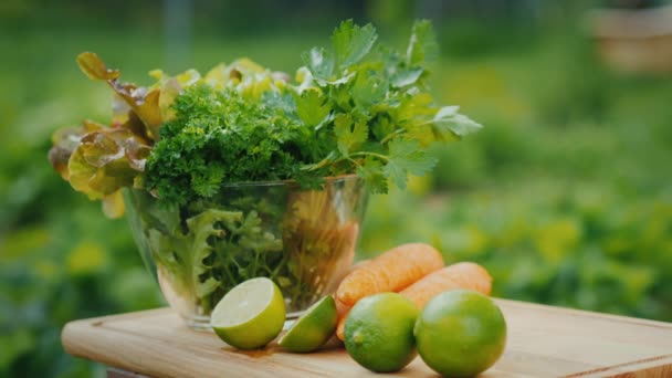 Una bebida saludable de vitaminas sobre la mesa cerca de ingredientes frescos para su preparación — Vídeo de stock