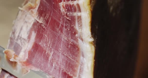 Odciąć apetyczny kawałek jamonu - tradycyjne hiszpańskie jedzenie i delikatność — Wideo stockowe