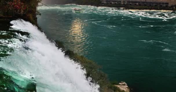 The setting sun is reflected in the Niagara River, in the foreground the majestic Niagara Falls — Stockvideo