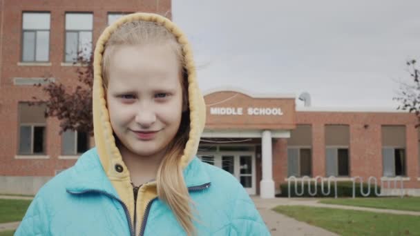 संयुक्त राज्य अमेरिका में एक मिडिल स्कूल भवन की पृष्ठभूमि पर एक छात्र का चित्र — स्टॉक वीडियो