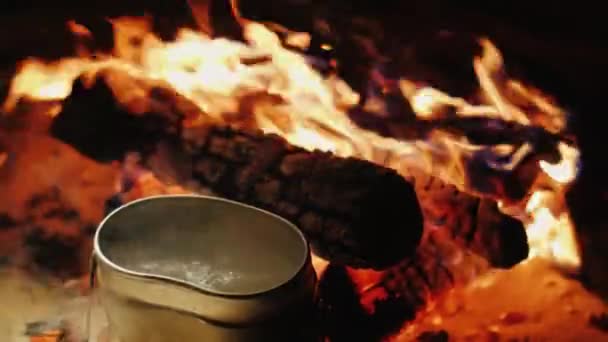 Preparazione del cibo su un'escursione - l'acqua bolle in un bollitore in metallo — Video Stock