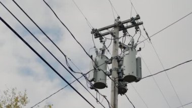 Üzerinde trafolar olan bir elektrik direği. Tipik Amerika Birleşik Devletleri.