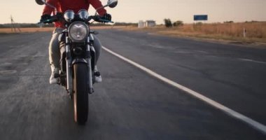 Motosikletliler tümseklerle yolda giderken, değer kaybetme sisteminin işleyişini görebilirsiniz.