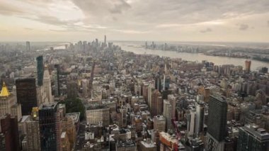 Manhattan, New York üzerinde günden geceye muhteşem bir geçiş.