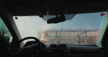 Ağır çekimde: Kadın kendi kendine lavaboda araba yıkar.