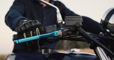 Motosikletlilerin elleri direksiyonda gaz pedalını çevirir.