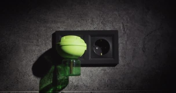 A device for killing mosquitoes in the house. Electric fumigator. — Stock Video